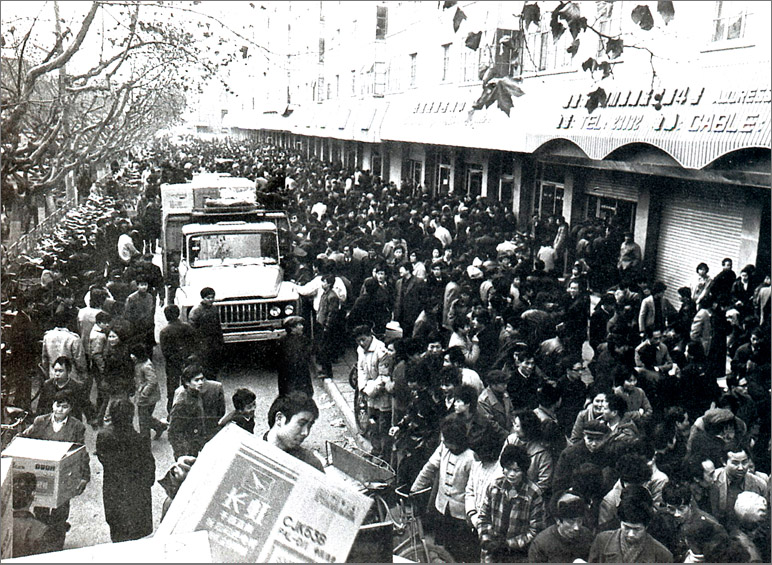 1989年，在彩電計(jì)劃調(diào)控的年代，長虹彩電的降價(jià)引發(fā)搶購潮