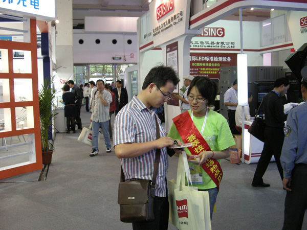 EP工作人員向觀眾派發Expo Pack