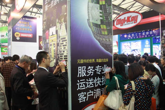 圖2 桌前均是排隊人群,觀眾靠墻填寫Digi-Key小卡片