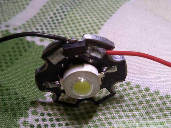 焊接穩流芯片和LED