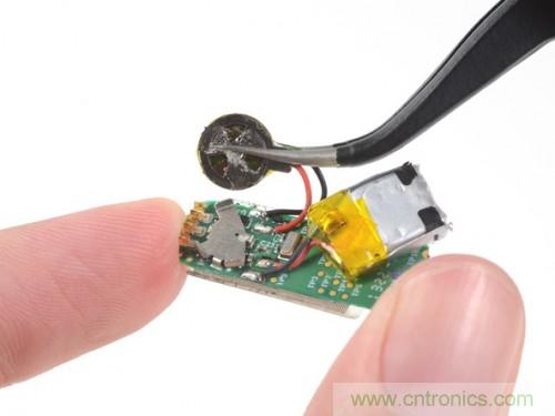 拿下電池，電池還沒有指甲蓋大，5-7天的電量