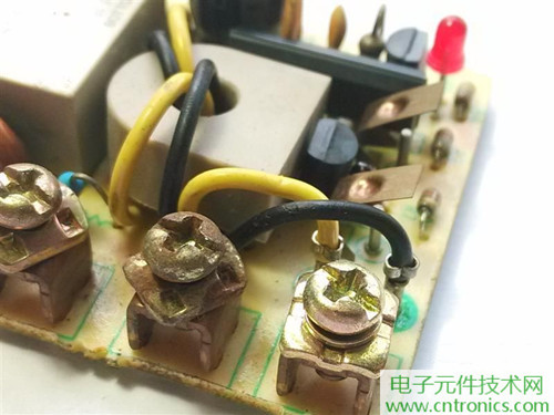 漏電保護器拆解：結構有差異，做工不錯