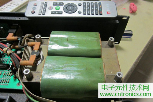 用料很給力!專業(yè)后級功放美國高峰FA1201拆解