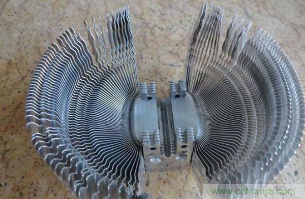 變廢為寶!風(fēng)扇散熱器變身山寨LED燈