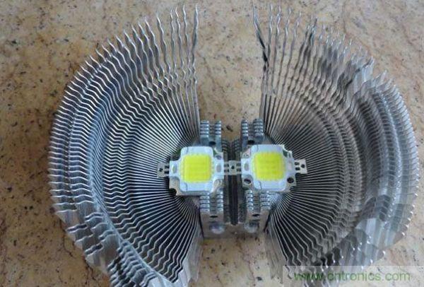 變廢為寶!風(fēng)扇散熱器變身山寨LED燈