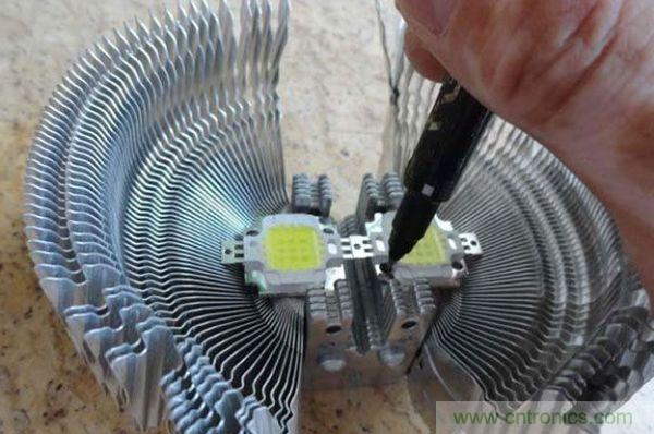 變廢為寶!風(fēng)扇散熱器變身山寨LED燈