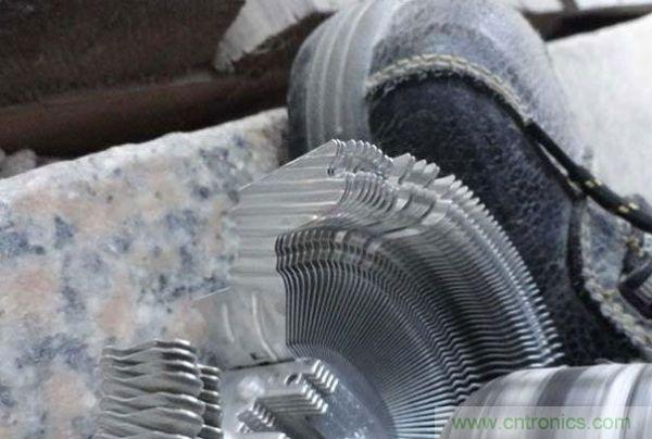 變廢為寶!風(fēng)扇散熱器變身山寨LED燈