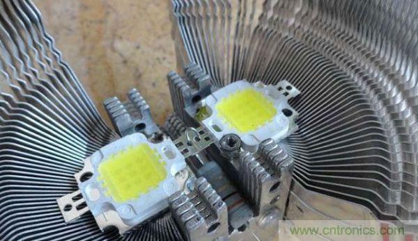 變廢為寶!風(fēng)扇散熱器變身山寨LED燈