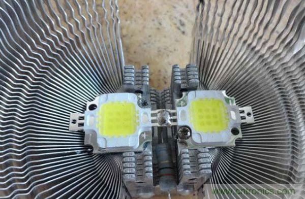 變廢為寶!風(fēng)扇散熱器變身山寨LED燈