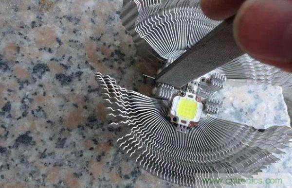 變廢為寶!風(fēng)扇散熱器變身山寨LED燈