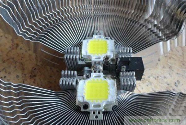 變廢為寶!風(fēng)扇散熱器變身山寨LED燈