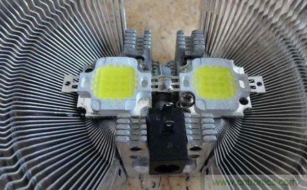 變廢為寶!風(fēng)扇散熱器變身山寨LED燈