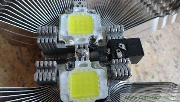 變廢為寶!風(fēng)扇散熱器變身山寨LED燈