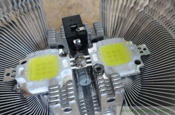 變廢為寶!風(fēng)扇散熱器變身山寨LED燈