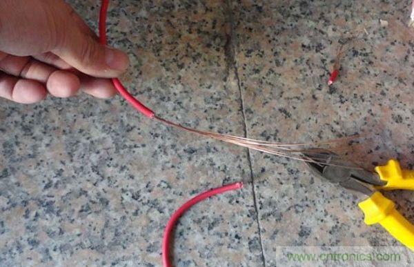 變廢為寶!風(fēng)扇散熱器變身山寨LED燈