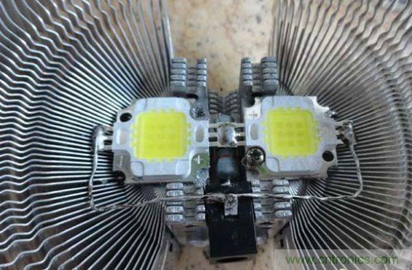 變廢為寶!風(fēng)扇散熱器變身山寨LED燈