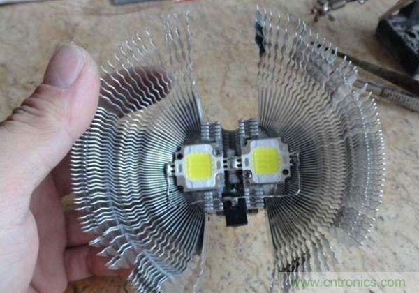 變廢為寶!風(fēng)扇散熱器變身山寨LED燈