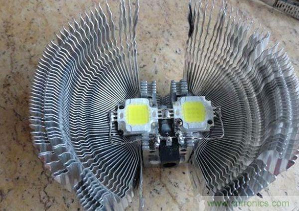 變廢為寶!風(fēng)扇散熱器變身山寨LED燈