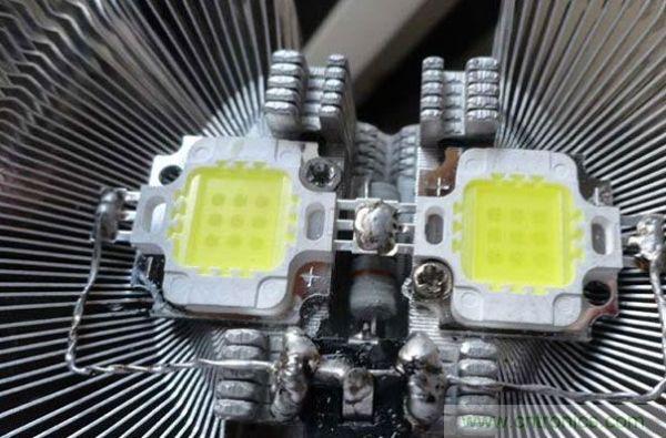 變廢為寶!風(fēng)扇散熱器變身山寨LED燈