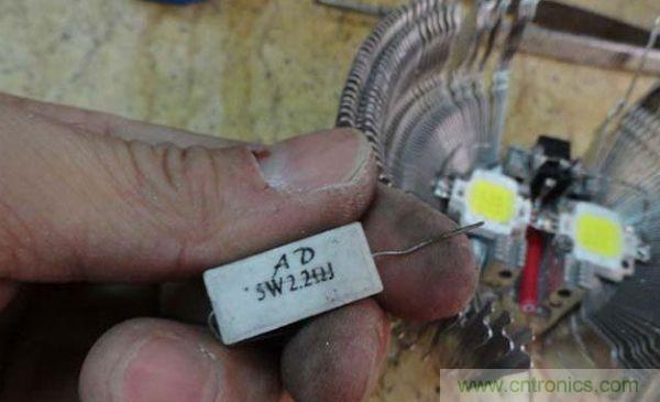 變廢為寶!風(fēng)扇散熱器變身山寨LED燈