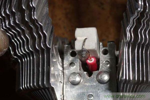 變廢為寶!風(fēng)扇散熱器變身山寨LED燈