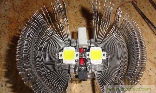 變廢為寶!風(fēng)扇散熱器變身山寨LED燈