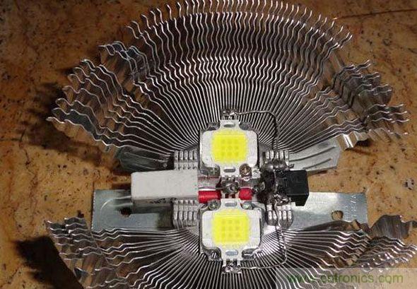 變廢為寶!風(fēng)扇散熱器變身山寨LED燈