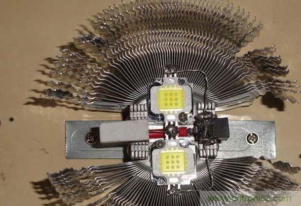 變廢為寶!風(fēng)扇散熱器變身山寨LED燈