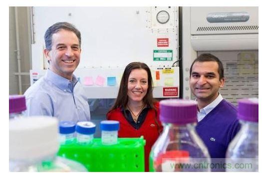 從左到右：MIT生物工程學(xué)教授Ron Weiss、機(jī)械工程學(xué)副教授Domitilla Del Vecchio，以及MIT生物工程系學(xué)生Deepak Mishra。