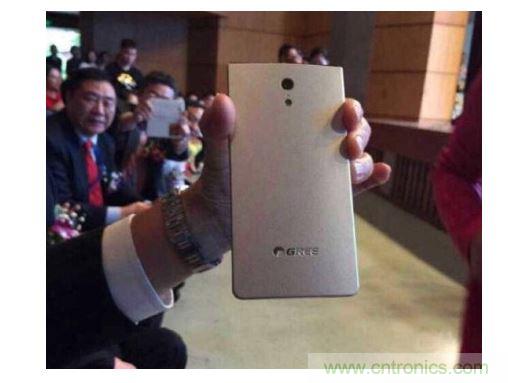 【導(dǎo)讀】在兩會期間，格力董事長董明珠對手機(jī)制造曾有過較為明顯的表態(tài)，她表示如果格力做手機(jī)，那么用戶在3年之內(nèi)是不用進(jìn)行更換的。然而就在不久之后，她又爆出了一條更為令人震驚的消息，格力手機(jī)已經(jīng)做出實(shí)體機(jī)了。  曝光的格力手機(jī)  格力手機(jī)的首秀出現(xiàn)在中山大學(xué)博學(xué)大講堂。董明珠今日參加中山大學(xué)博學(xué)大講堂上做“傳統(tǒng)企業(yè)的突圍成長”演講。演講中，董明珠話鋒一轉(zhuǎn)，談到了格力手機(jī)。“我們也很意外”，董明珠陪同人員表示，“董總突然叫她的秘書拿手機(jī)過來，然后跟大家說‘透露一下格力的手機(jī)已經(jīng)出來了，我也已經(jīng)用了’。”  按照內(nèi)部規(guī)劃，今年格力可能會將手機(jī)推向市場，但具體的正式發(fā)布時(shí)間尚未確定。在北京參加兩會期間，董明珠曾到奇虎360公司參觀，引發(fā)外界關(guān)于格力與360合作的大猜想。格力手機(jī)是代工還是自己造?售價(jià)多少?會否搭載格力智能家居系統(tǒng)?這一切都還沒有答案。格力集團(tuán)市場部相關(guān)負(fù)責(zé)人表示，如果有消息會通過公司公告披露。  格力為什么做手機(jī)？外界最普遍的猜測是為布局智能家居。目前手機(jī)成為了公認(rèn)的智能家居入口，很多智能家居的遠(yuǎn)程遙控都通過手機(jī)來實(shí)現(xiàn)，再者，董明珠做事喜歡掌控大局，所以這個(gè)猜測很有可能是正確的。那么，可以肯定的是格力未來要做的智能家居，必然不是單一的硬件產(chǎn)品，而是一整套家居生態(tài)系統(tǒng)。