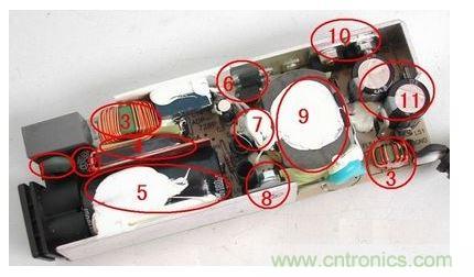 電源適配器的構造  6 1. 壓敏電阻，其功能是當外界電壓過高時，壓敏電阻阻值迅速變得很小，與壓敏電阻串聯(lián)的保險絲被熔斷，從而保護其他電路不被燒壞。  2. 保險絲，規(guī)格為2.5A/250V，當電路中的電流過大時，保險絲會熔斷以保護其他元件。  3. 電感線圈(又稱扼流圈)，主要功能是降低電磁干擾。  4. 整流橋，規(guī)格為D3SB，作用是把220V交流電變?yōu)橹绷麟姟? 5. 濾波電容，規(guī)格為180&mu;F/400V，作用是濾除直流電中的交流紋波，使電路工作更可靠。  6. 運放IC(集成電路)，保護電路、電壓調節(jié)的重要組成部分。  7. 溫度探頭，用于探測電源適配器的內部溫度，當溫度高于某一設定值時(不同品牌的電源適配器，其設定的溫度閥值略有不同)，保護電路會切斷適配器的電壓輸出，從而保護適配器不受損壞。   8. 大功率開關管，是開關電源中的核心元件之一，開關電源能&ldquo;一開一關&rdquo;地工作，開關管功不可沒。   9. 開關變壓器，開關電源中的核心元件之一。   10. 次級整流管，功能是把低壓交流電變?yōu)榈蛪褐绷麟姟Ｔ贗BM的電源適配器中，整流管往往是由兩個大功率并聯(lián)工作的，以獲得較大的電流輸出。   11. 次級濾波電容，規(guī)格為820&mu;F/ 25V，共有兩個，起濾除低壓直流電中的紋波的作用。  除上述元件外，電路板上還有可調電位器及其他阻容元件。