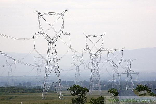 很多人在談到三相電時認為是單相的、多了一個接地孔的三孔插座，就是因為對三相電和三孔插座的概念出現(xiàn)了偏差。本文針對這個容易出現(xiàn)誤差的常識性錯誤進行糾正。
