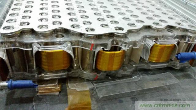 【導讀】對于電動汽車的核心&mdash;&mdash;電池，我們要求其安全、能量密度高、壽命長，充電時間短，同時又要性能卓越等等。那么對比電動汽車電池來說怎么樣才算是達標？又怎么樣才算是性能優越呢?毫無疑問鋰離子電芯作為其最基本的單元，其優劣至關重要。  電池是電動汽車的&rdquo;心臟&ldquo;。從電動汽車發展以來，各種技術路線百花爭鳴，爭論不休。其中應用最廣的鋰離子電芯，就有三元、磷酸鐵鋰、錳酸鋰等多種技術路線并存的現象。同時鋰離子電芯還分為方形，軟包，圓柱三種結構形式。  而這越是紛繁蕪雜，就越能代表了我們還在不斷探索，代表了電動汽車的急切盼望：電動汽車需要一顆強大的&ldquo;心臟&rdquo;。  對于電池包的要求  對于電動汽車的核心&mdash;&mdash;電池，我們要求其安全、能量密度高、壽命長，充電時間短，同時又要性能卓越等等。而這一項一項的要求，看似苛刻，但卻又無一不是電動汽車實現產業化的硬性指標。  那么對比電動汽車電池來說怎么樣才算是達標？又怎么樣才算是性能優越呢?毫無疑問鋰離子電芯作為其最基本的單元，其優劣至關重要。  但就拿我們最關注的安全性來說，是不是電芯安全了，電池包就安全了呢？  我們可以看到2002年，磷酸鐵鋰(LFP)首次被美國Valance公司產業化，隨即引起了中國市場的廣泛關注。從2004年開始，我國掀起了一股投資磷酸鐵鋰材料和磷酸鐵鋰動力電池的熱潮，磷酸鐵鋰其相對穩定，安全性較高。隨后，它成為我國正極材料的主要路線，爭議暫告段落。  但是，隨著特斯拉在動力電池使用了鎳鈷鋁酸鋰的正極材料，爭論再次出現。磷酸鐵鋰其較低的能量密度，已經使其處于劣勢。 1 據調研發現，進入2014年以來，國內鋰電池正極材料產業整體出現了向三元材料轉移的趨勢，下游的電池廠基本都在開發三元材料的電芯，也引導著上游的材料企業開始加大對三元材料的開發和生產力度。  而一系列的變化，也恰恰說明鋰電行業在慢慢的摸索，慢慢走向成熟。就比如說一個電池包的安全，光靠電芯安全是遠遠不夠的，其必須上升到一個系統的層級來。也就是說電池包的安全，靠的是整個電池系統，而不僅僅是某個單一的元素。  更何況一個安全、可靠、性能卓越的電池包，更是涉及到多領域知識的耦合，其更需要一個完善、可靠的系統來實現。就好比飛機被認為是最安全的交通工具，不單單是&ldquo;安全&rdquo;的發動機，&ldquo;安全&rdquo;的結構，就能保障的，其中還綜合運用了人為因素分析、軟件安全性、風險管理和定量風險評估等各種先進技術來預防事故發生，可以說是系統保障了安全。  下面我們就從電池系統中抽離出其一個核心部件電池模組，淺談一下各種不同的模組結構。  關于電池模組  電池模組可以理解為鋰離子電芯經串并聯方式組合，并加裝單體電池監控與管理裝置。電池模組的結構設計往往能決定一個電池包的性能和安全。其結構必須對電芯起到支撐、固定和保護作用。同時如何滿足過電流要求，電流均勻性，如何滿足對電芯溫度的控制，以及是否有嚴重異常時能斷電，避免連鎖反應等等，都將是評判電池模組優劣的標準。  而隨著電動汽車的發展，以及人們對性能的追求，熱管理更是成為了電池模組設計的一個至關重要的環節。自然冷卻已經不能滿足我們的需求。風冷則由于其效率較低，且對電芯溫度的一致性較難控制，而表現的力不從心。因此，高性能需求的電池模組，其熱管理的解決方案已經轉向液冷或相變材料。下面就介紹一下各種不同結構電芯的模組設計。  &middot; 方形電池模組  方形電芯可以說是我國汽車動力電池里，應用最多的電芯了。其外殼的材質有鋁、鋼、以及塑膠。其電芯厚度是三種結構中最厚的，由此也造成其內部和外表面的溫差較大。其模組結構也多為自然冷卻和風冷的結構。  我們來看看寶馬I3的電池模組設計。  我們可以看出，I3的電池模組從結構上已經具備一個高性能模組所需的要素，而一臺高性能的電動汽車，就是靠著每一處的細節共同搭建而成的。當然其散熱、均溫以及可靠性等等，還有待市場的驗證。 2 （▲ 寶馬I3方形電池模組）  &middot; 軟包電池模組  軟包電芯的電池包，也是近期比較熱門的一種結構類型，其用在國外的電動車上比較多。  軟包電芯的物理結構決定了其不易爆炸，一般只有外殼能承受的壓力足夠高，才有可能炸，而軟包電芯內部壓力一大，便會從鋁塑膜邊緣開始泄壓、漏液。同時軟包電芯也是幾種電芯結構中，散熱最好的。  目前，市面上賣得最多的還是日產的Leaf，其模組結構為全密封式的，并未考慮散熱，即不散熱。  而Leaf在市場上頻繁反饋的容量衰減過快，與此熱管理也不無關系。顯然隨著人們對于高性能電動車的追求，迫使軟包電芯也必須要有主動式的熱管理結構。  下面我們來看看一款World Congress展臺上的液冷軟包模組。其模組由電芯層疊而成，而電芯間有間隔排布的液冷板，其保證每顆電芯都有一個大面接觸到液冷板，并充分發揮了軟包電芯液冷的優勢。 3 （▲ 液冷軟包電池模組）  當然軟包電芯要將液冷技術做成熟也并非易事，其必須考慮液冷板的固定，密封性，絕緣性等等。同時可靠的電連接，以及具有&ldquo;保險絲&rdquo;結構連接片，這都是高性能軟包模組的方向。  我們可以看到軟包電芯其配合完善的模組結構后，其優勢會得以凸顯。  圓柱電池模組  圓柱電芯可謂是在各類電子產品中，應用最廣泛的結構。如今，在電動汽車行業也占有一定得份額。最典型的即是18650電芯了，其工藝經過多年的沉淀，并在大規模的自動化生產的條件下，現今屬于最成熟，穩定且一致性最好的電芯。  而圓柱電芯更是有著目前最高的能量密度，其三元材料的電芯能做到210~250Wh/kg。國內目前的圓柱電池包多為自然冷卻或風冷的結構，其效果不盡如人意。  我們來看看，將圓柱型電芯推到風口浪尖上的特斯拉電池模組。  相信已經有不少人見過特斯拉的模組了：  組成一臺特斯拉汽車需要7000多顆18650電芯，一個模組則需要400多顆電芯，同時為了高性能的目標又要在模組上集成多項功能，可見其工作量和難度之大。其中，甚至還用上了一些跨行業的技術，使人眼前一亮，為之拍案。好比電芯連接的&ldquo;保險絲&rdquo;設計。  可以說，身處電池行業的人，反而很少有人能想得到，這也許就是當局者迷吧。而這一技術的應用則極大地提高了電池的安全性能。同時，還有液冷管道的應用，極大地解決了18650電芯的散熱和均溫的問題，這對電池的性能和壽命都是一個極大的幫助。不僅如此，其電池模組在空間尺寸上的利用，更可謂是精打細算。  在這里還是要佩服一下特斯拉將事情做到極致的態度，也就是這樣一個模組，成為了一個高性能的特斯拉電池包所必不可少的核心部件。 4 電動之心  通過以上一些簡單的列舉，我們不難看出，無論何種結構的電芯其實都不乏一些好的應用范例。而對于鋰離子電芯，如果作為一款革命性的產品，目前看來仍有很多不足和局限。但我們與其一味坐等材料的發展，不如多考慮一下，如何做好電池模組，做好電池系統。而這也是我們打造一顆強大&ldquo;電動之心&rdquo;的必經之路。