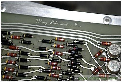 拆解也懷舊,讓人驚嘆的古董級(jí)可編程科學(xué)計(jì)算器 from 1966