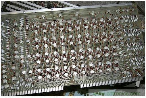 拆解也懷舊,讓人驚嘆的古董級(jí)可編程科學(xué)計(jì)算器 from 1966