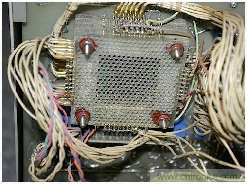 拆解也懷舊,讓人驚嘆的古董級(jí)可編程科學(xué)計(jì)算器 from 1966