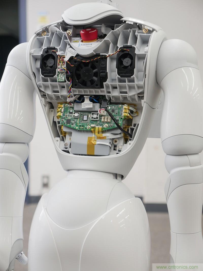 拆解筆記本不過癮,那就來拆拆日本情感機器人吧!