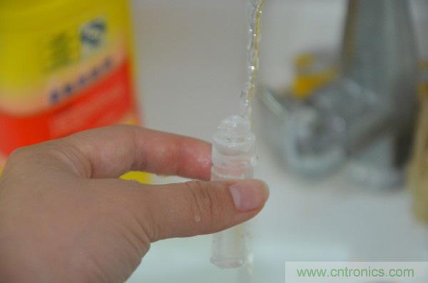 只有奶瓶大小的閃電去漬小神器 &mdash;&mdash;海爾咕咚手持式洗衣機