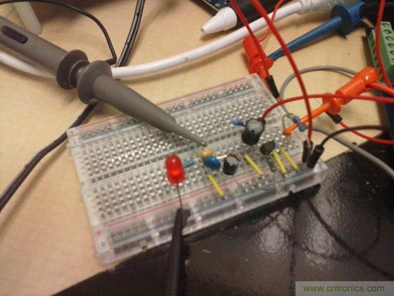 帶開關轉換器的8位MCU如何減少成本和電路板空間?