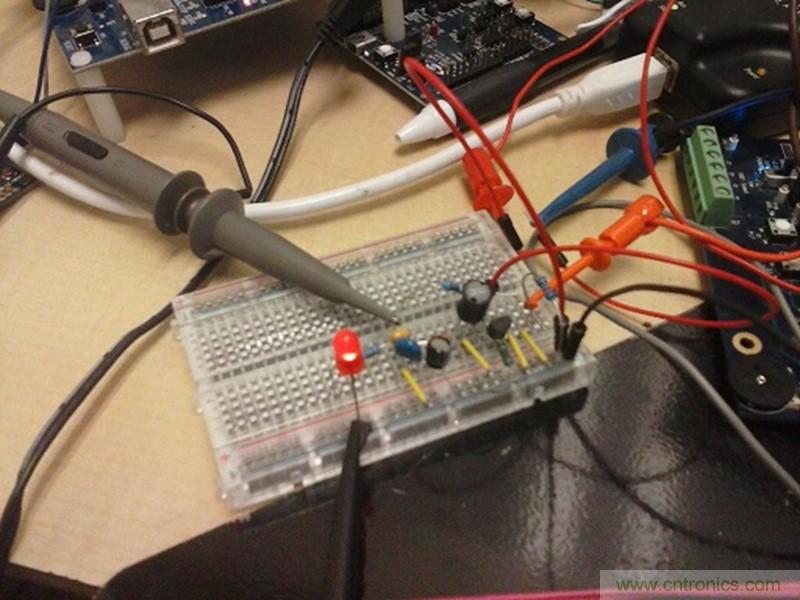 帶開關轉換器的8位MCU如何減少成本和電路板空間?