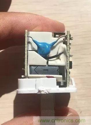 拆了個電容之后,我的iPhone也會自動訂房了