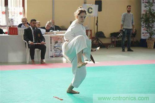 工程師將智能高科技編入時尚服裝,以幫助抑制青少年肥胖癥