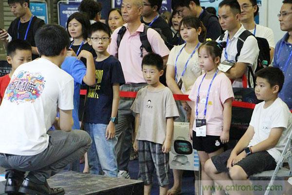 明年再見(jiàn)！“WAIE 2019第四屆上海國(guó)際人工智能展覽會(huì)暨人工智能產(chǎn)業(yè)大會(huì)”完美落幕！