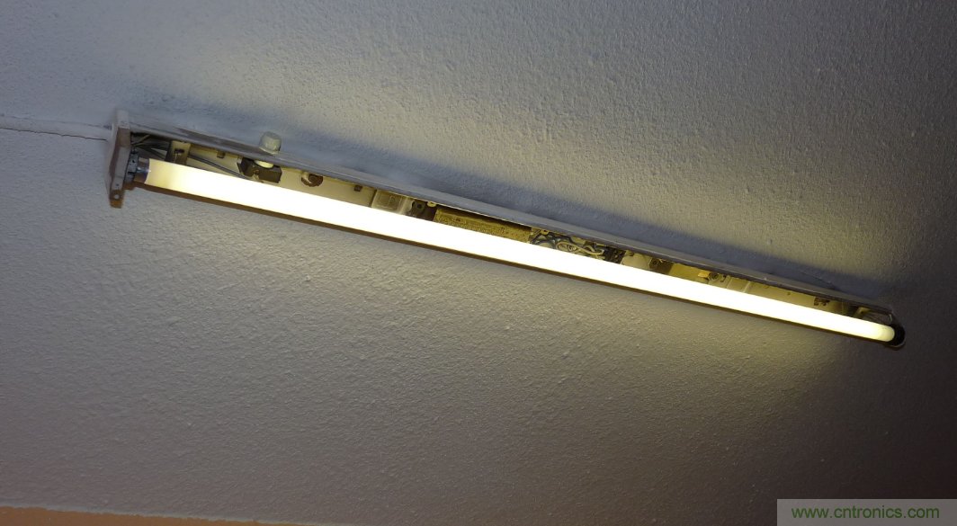 電燈泡內通有交流電,為什么看不到燈泡在閃爍?